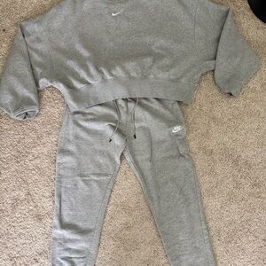 Nike Women’s Gray Sweatpants Set